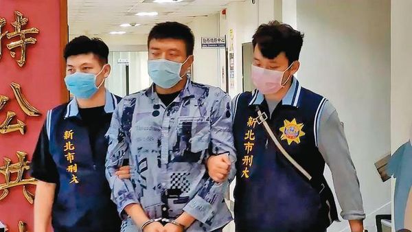 警方逮捕綽號「茶董」的詐騙集團陳姓幹部（中），並且聲押獲准。（警方提供）