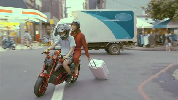 朱碧石一開始拉行李坐在摩托車上，場景相當泰味。（翻攝自YouTube〈買冬瓜〉）