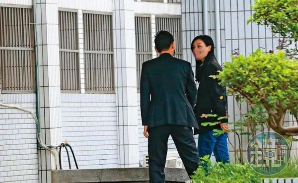 高虹安（右）7日赴調查局北部地區機動工作站，反控此案的吹哨者意圖使人不當選。