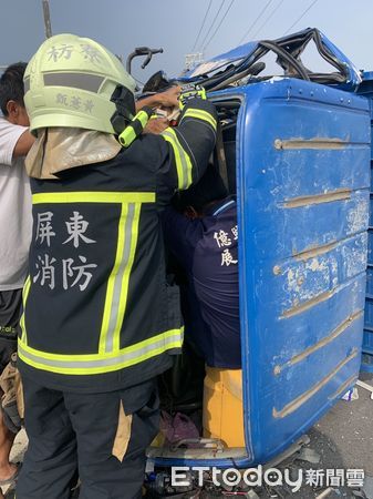 ▲枋寮自小貨車撞電線桿翻車             。（圖／民眾提供，下同）