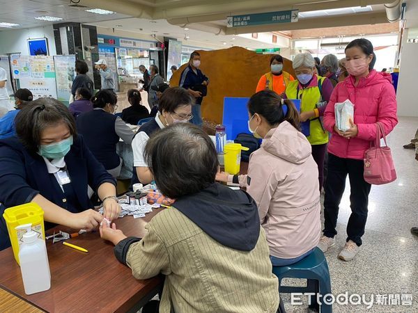 ▲「寶華山慈惠堂」舉辦血壓、血糖檢測活動。（圖／記者楊漢聲翻攝）