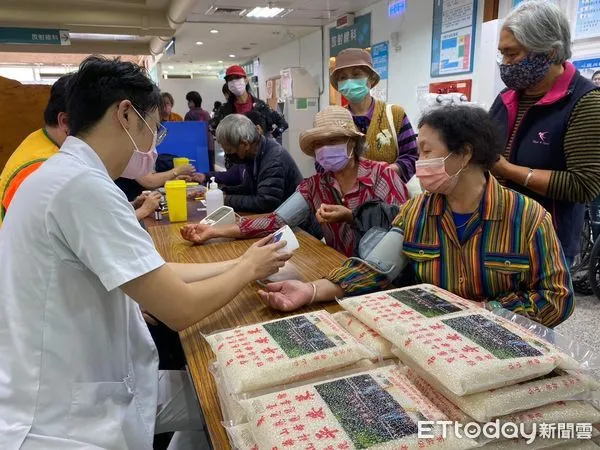 ▲「寶華山慈惠堂」舉辦血壓、血糖檢測活動。（圖／記者楊漢聲翻攝）