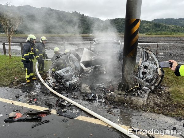 ▲▼自小客自撞電桿起火，男駕駛拋飛車外約30公尺，不幸腦漿溢出＋、身體變形慘死。（圖／記者游芳男翻攝，下同）