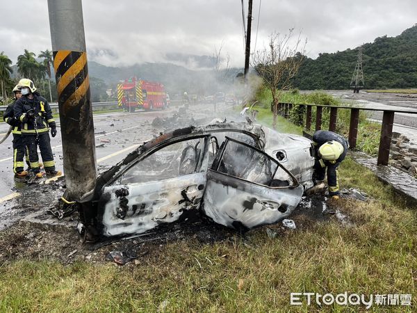 ▲▼自小客自撞電桿起火，男駕駛拋飛車外約30公尺，不幸腦漿溢出＋、身體變形慘死。（圖／記者游芳男翻攝，下同）