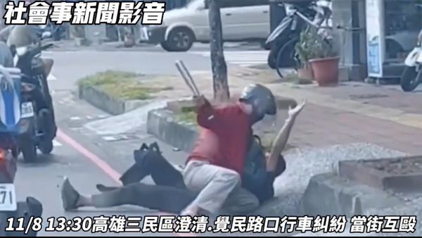 ▲▼高雄街頭爆糾紛！紅衣男大馬路持球棒狂毆，2人掛彩送醫。（圖／翻攝自社會事新聞影音）