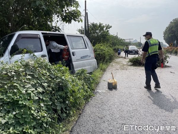 ▲自小客貨車衝入路旁，路樹噴飛到路面            。（圖／記者陳崑福翻攝，下同）