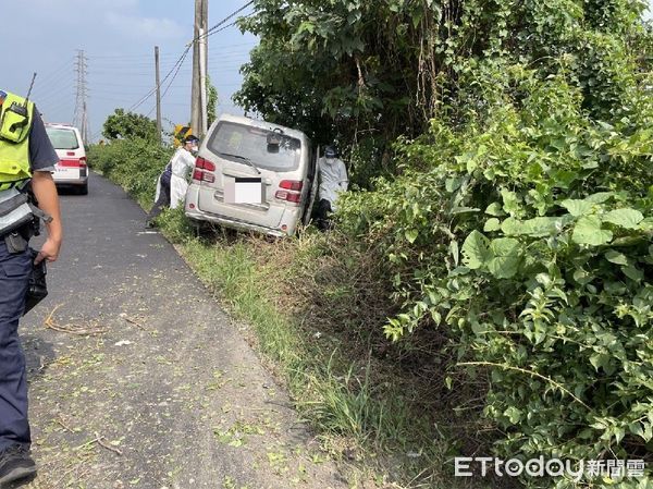 ▲自小客貨車衝入路旁，路樹噴飛到路面            。（圖／記者陳崑福翻攝，下同）