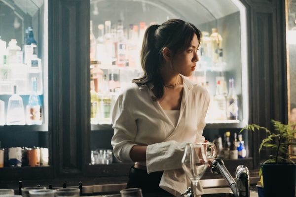 ▲▼ 張牧喬飾演調酒師，和客人上演感情戲。（圖／張牧喬工作室提供）