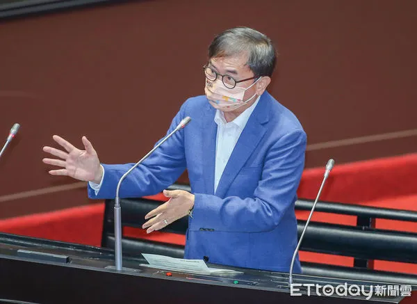 ▲劉櫂豪質詢蘇院長加速台東交通建設，爭取台東成立醫學中心。（圖／記者楊漢聲翻攝）