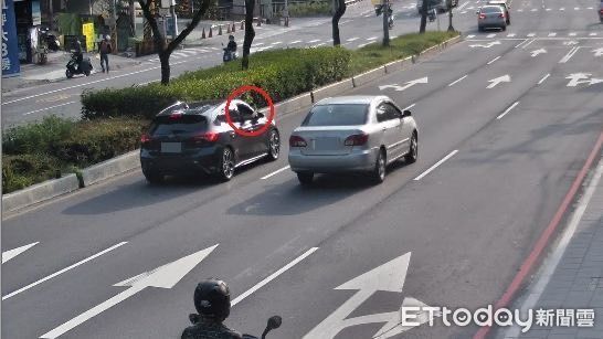 ▲柯男因搶轉彎釀行車糾紛，發生擦撞意外導致兩車人下車互毆，警方依法送辦。（圖／記者張君豪翻攝）