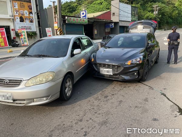 ▲柯男因搶轉彎釀行車糾紛，發生擦撞意外導致兩車人下車互毆，警方依法送辦。（圖／記者張君豪翻攝）