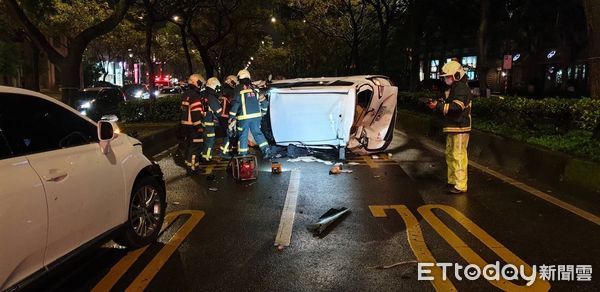▲北市堤頂大道二段發生翻車事故。（圖／記者黃彥傑翻攝）