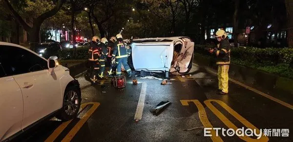 ▲北市堤頂大道二段發生翻車事故。（圖／記者黃彥傑翻攝）