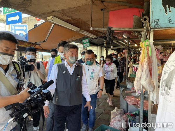 ▲▼陳時中富民市場掃街拜票＆聯訪。（圖／記者呂晏慈攝）