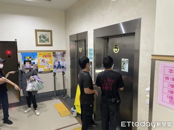 ▲女子受困醫院電梯，東港消防分隊救援             。（圖／民眾提供，下同）