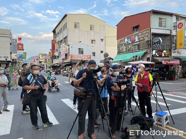 ▲南投市民族路封街，供民眾拍攝懸日美景。（圖／南投市公所提供）