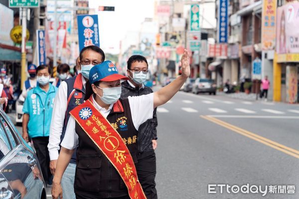 ▲▼花蓮縣長徐榛蔚到果菜市場請託支持。（圖／國民黨花蓮縣黨部提供，下同）