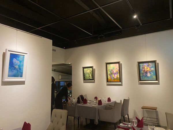 ▲▼高虹安與毛院長、林委員用餐的餐廳，餐廳也結合藝文展覽。（圖／沾美藝術庭苑臉書專頁）