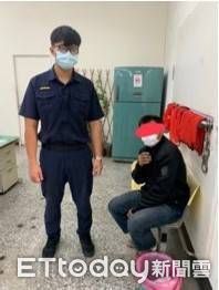 ▲東港警實施清樓專案=, 查獲1洗錢防制法通緝犯             。（圖／記者陳崑福翻攝，下同）