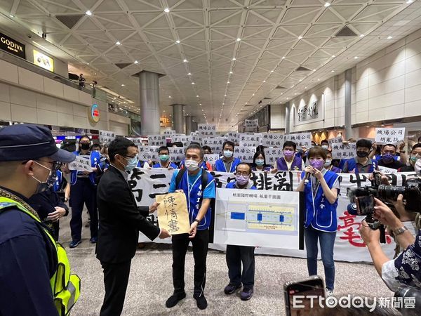 ▲▼不滿桃園機場第三航廈擬採航線分配，旅客轉機及行李轉機作業恐一團亂　華航工會今赴桃機陳情。（圖／工會提供）