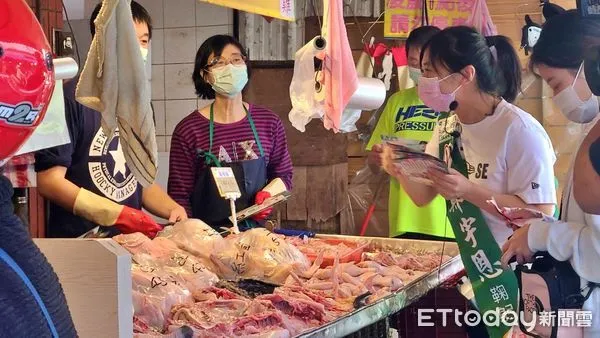 ▲鄭宇恩重返戰場加倍勤跑 盼支持者集中選票。（圖／記者戴上容翻攝）