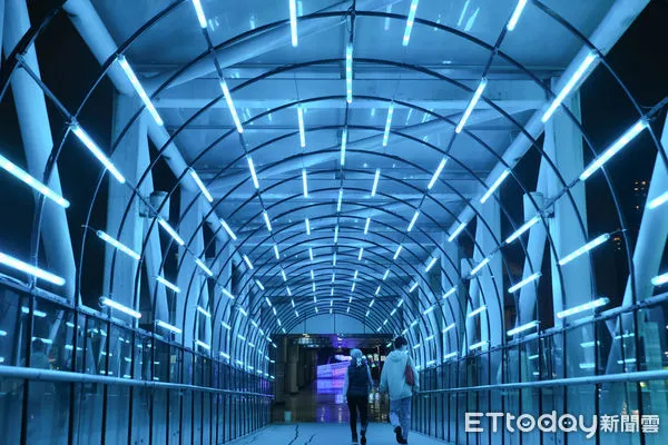 ▲2022新北歡樂耶誕城,府中展區,原力光廊。（圖／記者彭懷玉攝）