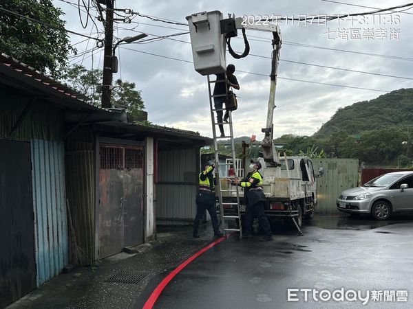 ▲▼ 搶修路燈反受困  七堵警到場助脫困。（圖／翻攝自Facebook／基隆市警察局）