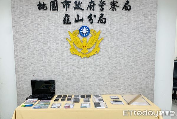 ▲桃園市龜山警方查獲「風飛沙」人蛇集團9人到案，現場起出筆電、金融卡、熱熔膠、手機與棍棒等證物。（圖／記者沈繼昌翻攝）