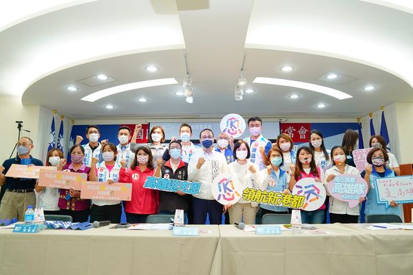 ▲▼       朱立倫陪同柯志恩橋頭掃街　誓言以小蝦米力抗大鯨魚      。（圖／柯志恩競選辦公室提供）