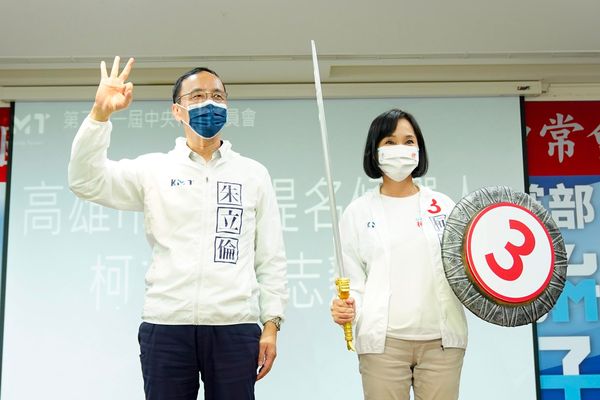 ▲▼       朱立倫陪同柯志恩橋頭掃街　誓言以小蝦米力抗大鯨魚      。（圖／柯志恩競選辦公室提供）