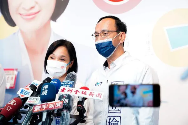 ▲▼       朱立倫陪同柯志恩橋頭掃街　誓言以小蝦米力抗大鯨魚      。（圖／柯志恩競選辦公室提供）