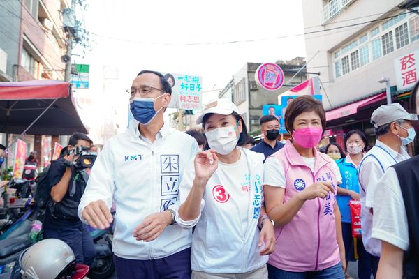 ▲▼       朱立倫陪同柯志恩橋頭掃街　誓言以小蝦米力抗大鯨魚      。（圖／柯志恩競選辦公室提供）