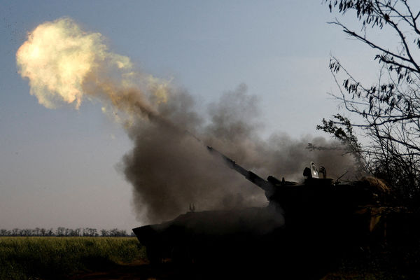 ▲▼烏克蘭軍人俄羅斯前線發射砲彈。（圖／路透）