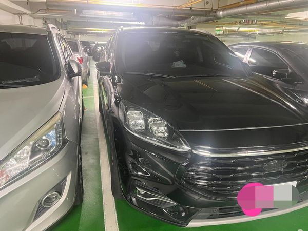 女子抱怨隔壁車主停得太靠近。（圖／翻攝自Facebook／爆怨公社）