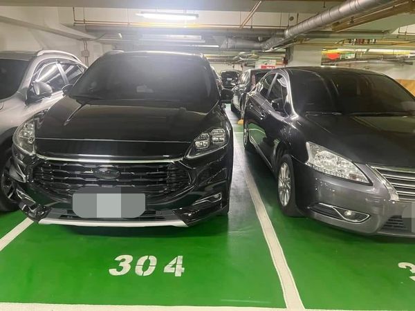 女子抱怨隔壁車主停得太靠近。（圖／翻攝自Facebook／爆怨公社）