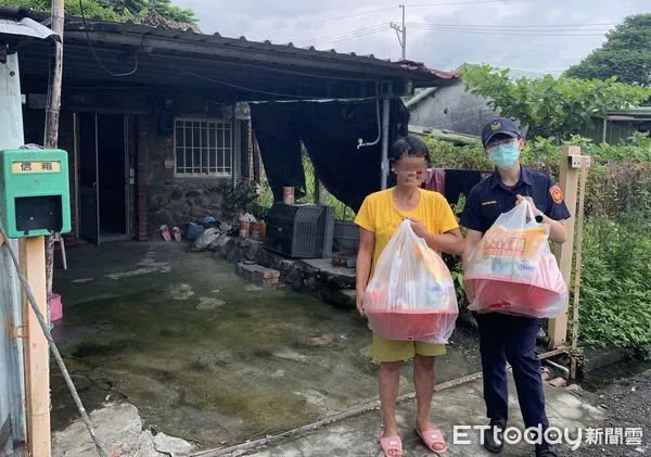 ▲枋寮警分局東海派出所代理副所長夏群凱、警員吳亭宜結合五龍寺助人            。（圖／記者陳崑福翻攝）