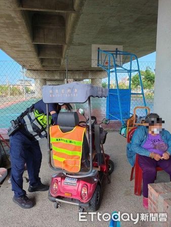 ▲東港警分局林邊分駐所警員翁銘鴻、劉芳雯為長輩安裝反光背心            。（圖／記者陳崑福翻攝，下同）