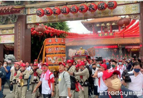 ▲西螺福興宮太平媽今日上午媽祖鑾轎起駕出巡遶境，鑾轎在各陣頭前，進行為期4天跨越雲嘉兩縣的「再現笨港」睽違一甲子的古香路。（圖／記者蔡佩旻攝）