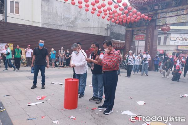 ▲西螺福興宮太平媽今日上午媽祖鑾轎起駕出巡遶境，鑾轎在各陣頭前，進行為期4天跨越雲嘉兩縣的「再現笨港」睽違一甲子的古香路。（圖／記者蔡佩旻攝）