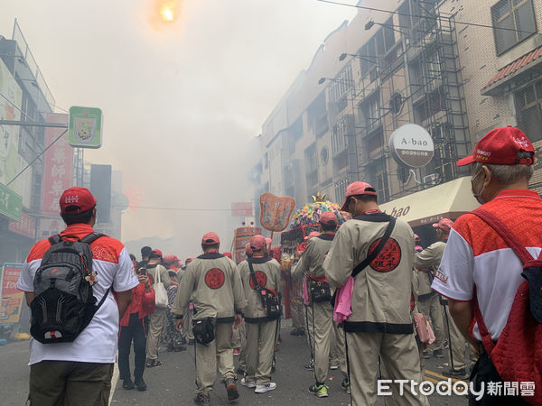 ▲西螺福興宮太平媽今日上午媽祖鑾轎起駕出巡遶境，鑾轎在各陣頭前，進行為期4天跨越雲嘉兩縣的「再現笨港」睽違一甲子的古香路。（圖／記者蔡佩旻攝）