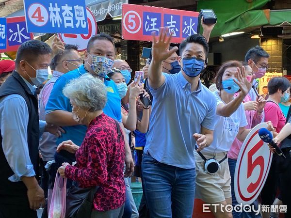 ▲▼   蔣萬安前往北投自強市場掃街拜會      。（圖／記者崔至雲攝）