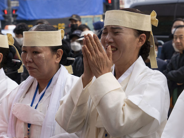 ▲▼韓國傳統薩滿宗教前往梨泰院事故現場進行招魂、慰靈儀式。（圖／達志影像／newscom）