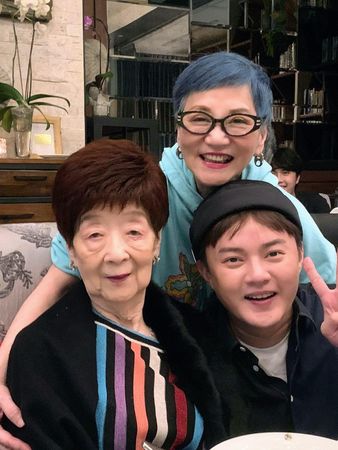 ▲張小燕帶著96歲媽媽一起與許富凱合照。（圖／翻攝自許富凱臉書）