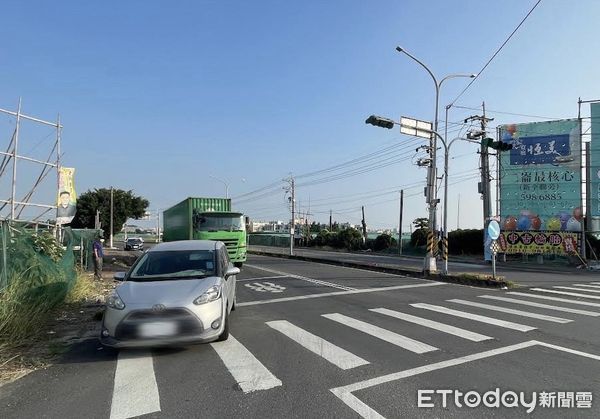 ▲雲林西螺鎮昨日上午發生聯結車與自小客車追撞車禍意外，追撞過程被記錄下來透過網路轉貼後引起民眾熱議，直指遭追撞的自小客車是「鬼切三寶」。（圖／記者蔡佩旻翻攝）