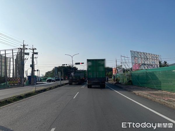 ▲雲林西螺鎮昨日上午發生聯結車與自小客車追撞車禍意外，追撞過程被記錄下來透過網路轉貼後引起民眾熱議，直指遭追撞的自小客車是「鬼切三寶」。（圖／記者蔡佩旻翻攝）