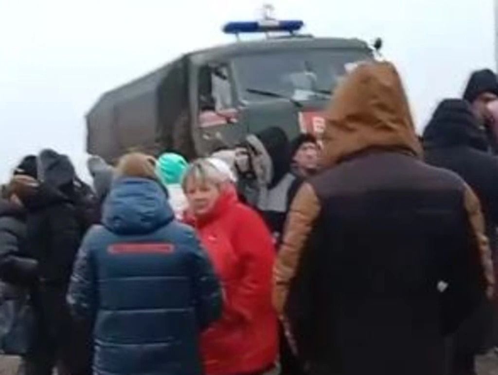 ▲▼俄羅斯一群軍人的妻子衝到前線，要求軍方將她們在烏克蘭受傷的丈夫帶回國。（圖／翻攝自Telegram）