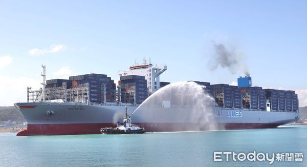 ▲萬海首艘1.31萬箱新造船「虹春輪」首航台北港，港方灑水歡迎。（圖／萬海提供）