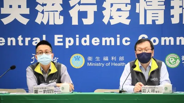 ▲▼11/10中央流行疫情指揮中心記者會。（左起）羅一鈞、莊人祥。（圖／指揮中心提供）