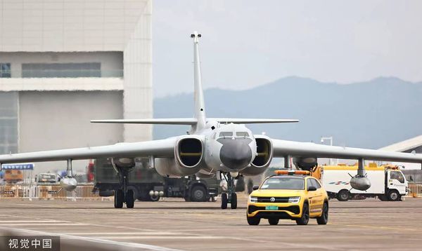 ▲解放軍轟-6K攜「神秘飛彈」抵2022珠海航展現場。（圖／CFP）