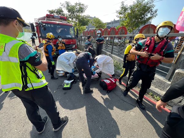 ▲彰化婦落水被消防救護人員救起。（圖／民眾提供）